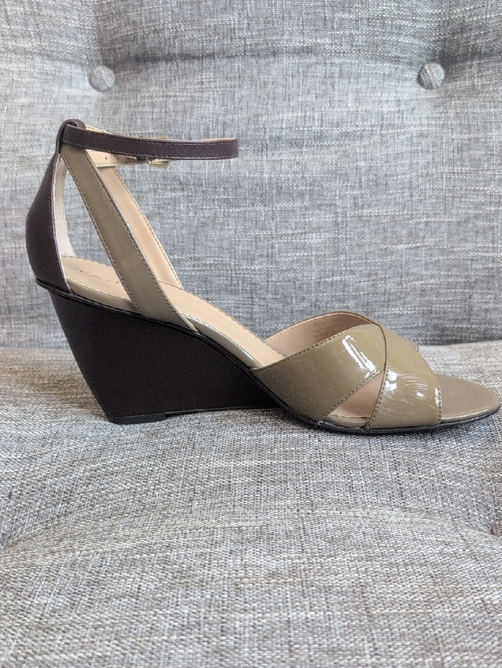 Elegant Tahari Patent Wedge Sandals Size 9